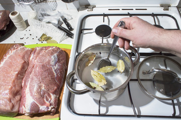 Wywar z ziołami, przygotowanie solanki. Przygotowanie mięsa do wędzenia. Schab, karkówka © Tomasz