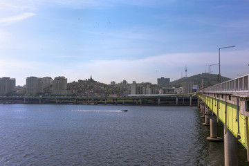 Obraz premium In the middle of Hannam Bridge in Seoul, Korea