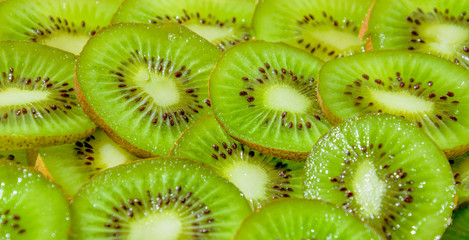 Зелёный киви, нарезанный дольками. Витаминный фруктовый салат