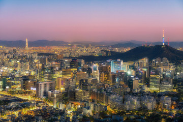 Naklejka premium Miasto Seul i namsan tower skyline w nocy w Korei