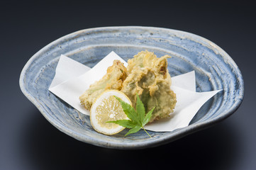 Fried tempura vegetables with fresh lime in platter