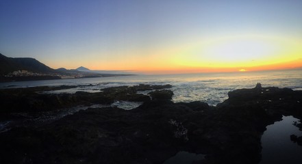 Fototapeta premium panorama of sunset in the ocean