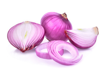 Obraz na płótnie Canvas red onion slice isolated on white background