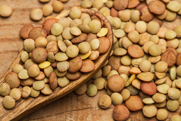 Lentejas crudas con cuchara de madera. Vista superior macro