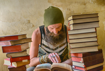 Forscher zwischen Büchern