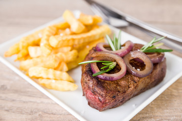 Rindersteak mit Pommes Frites