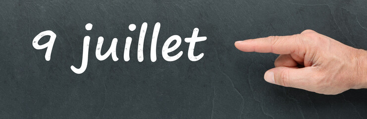 Obraz premium 9 juillet à la craie et montrer du doigt sur ardoise