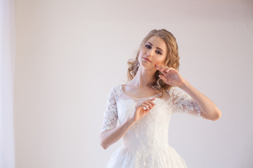 Fototapeta na wymiar beautiful bride posing hairstyle and dress