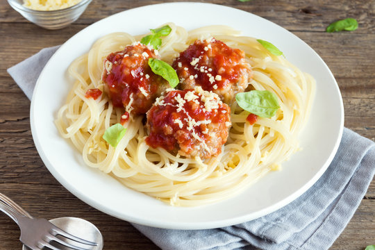 Spaghetti pasta with meatballs