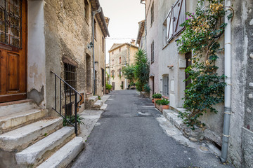 Fototapeta na wymiar The beautiful streets and patios the southern cities of the coast of France
