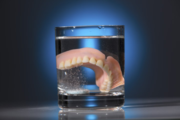 Zahnprothese im Wasserglas