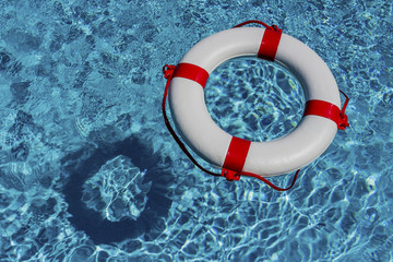 Rettungsring in einem Pool