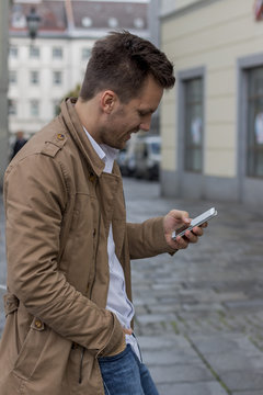 Mann schreibt SMS