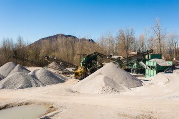 Gravel aggregate extraction. Machinery distribution and classification by size gravel.