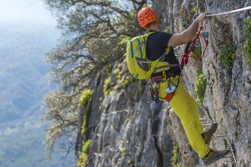 Obraz premium Man climbing a via ferrata