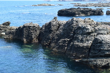 庄内海岸 ／ 奇岩怪石の磯が続く、山形県庄内海岸の岩場風景です。