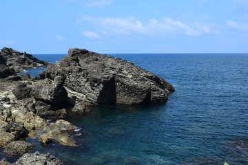庄内海岸 ／ 奇岩怪石の磯が続く、山形県庄内海岸の岩場風景です。