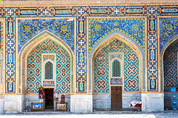 Obraz premium Shop in the atrium of Samarkand Registan, Uzbekistan