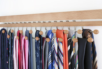 разноцветные мужские галстуки висят на вешалке в...