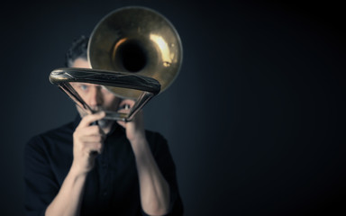 Naklejka premium Dark portrait of a trombonist