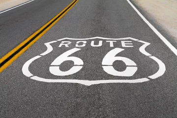 Fotobehang Route 66 Shield-logo op de weg © Felipe Sanchez
