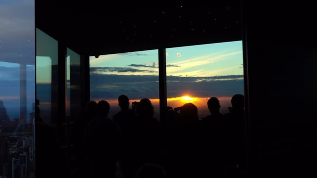 Melbourne, Eureka Tower: Tourists Looking at Sunset in Melbourne