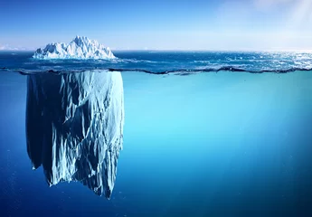 Poster IJsberg drijvend op zee - uiterlijk en opwarming van de aarde Concept © Romolo Tavani