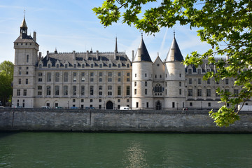 Fototapeta na wymiar Tours de la Conciergerie sur l'île de la Cité à Paris, France