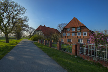 Fototapeta na wymiar Strachau / Der Elberadweg in Strachau im Amt Neuhaus (Landkreis Lüneburg, Niedersachsen, Deutschland). Aufgenommen am 9. April 2017.