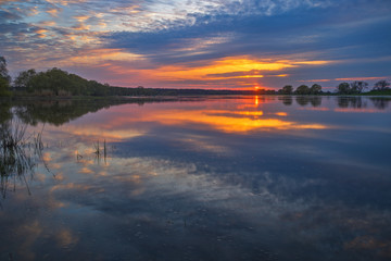 Sonnenuntergang bei Gorleben / Sonnenuntergang über der Elbe bei Gorleben (Landkreis Lüchow - Dannenberg, Niedersachsen, Deutschland). Aufgenommen am 20. April 2017.