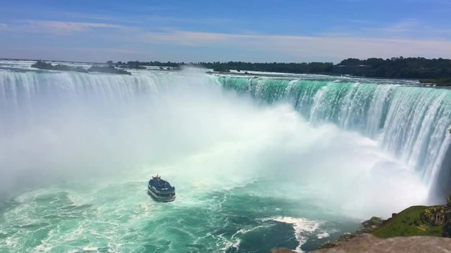 Schiff in Dunst der Niagarafälle in Kanada dreht sich