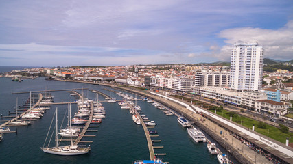 Fototapeta premium Miasto z portem w Ponta Delgada, stolicy Azorów na wyspie Sao Miguel
