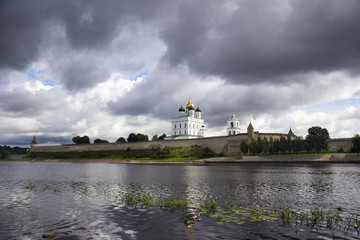 Fototapeta na wymiar View of the Trinity Cathedral in the Pskov Kremlin
