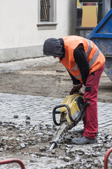 Bauarbeiter mit Stemmhammer