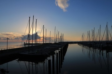 Fototapeta premium Yachthafen mit Hafenbecken in Kiel Schilksee im Morgenlicht
