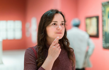 Obraz premium Woman visiting museum and thinking after satisfied
