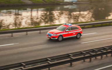 Notarztwagen f&auml;hrt schnell auf der Stra&szlig;e 