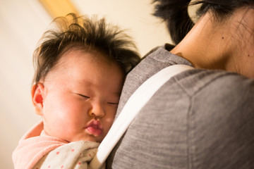 baby piggy back / Five months after birth