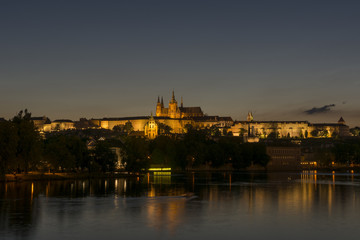 Fototapeta premium Nocny Widok Zamku Praskiego I Wełtawy, Republika Czeska