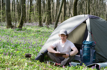 Traveller uses a tablet outdoors.