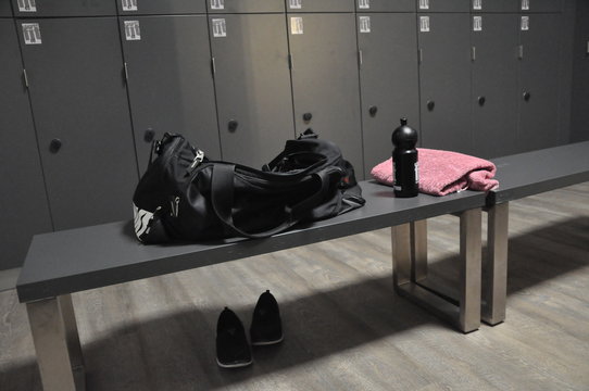 Sportartikel im Umkleideraum eines Fitnessstudios