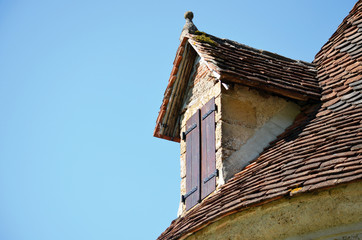 Fototapeta na wymiar Fenetre de toit en lauze, Dordogne France