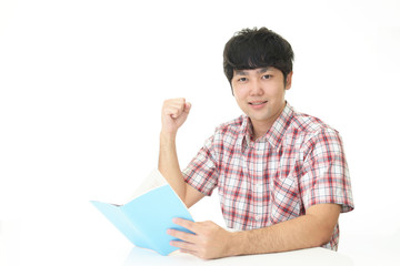 ガッツポーズの大学生