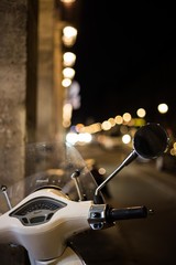 Roller am Straßenrand in Paris bei Nacht