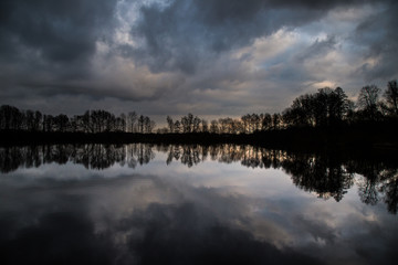 See im Winter mit dramatischem Himmel