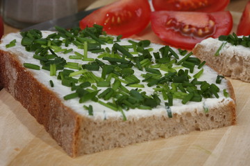 brot mit schnittlauch und tomaten