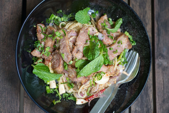 grilled pork neck with thai spices sauce