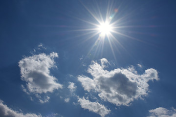 Fototapeta na wymiar 輝く太陽と青空と雲「空想・雲のモンスター（太陽の下の雲の左側に顔）」未来、躍進、青春など前向きイメージ、紫外線・日焼けなどイメージ