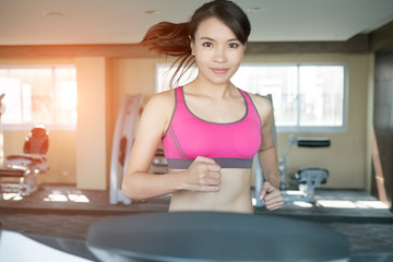 Obraz na płótnie Canvas woman run on treadmill