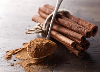 cinnamon sticks and powder on a wooden table